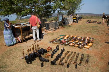Kasabada bir sürü farklı hediyelik eşya tezgahı var.
