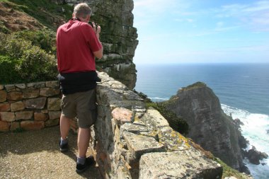 Sahilde sırt çantalı bir adamın güzel bir fotoğrafı. 