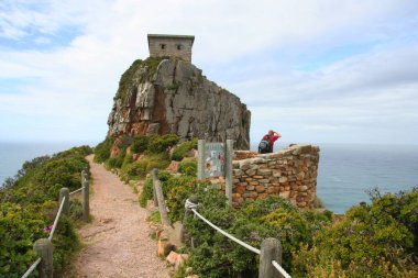 Sahilde sırt çantalı bir adamın güzel bir fotoğrafı. 