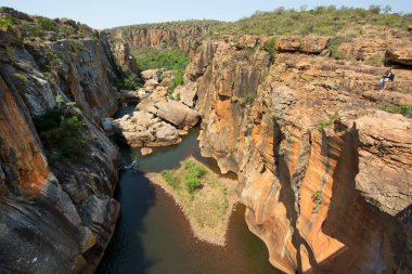 Dağlardaki nehrin güzel manzarası