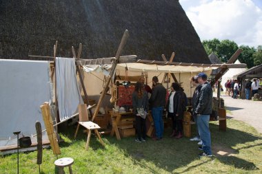 Eindhoven, Kuzey Brabant, Hollanda - 28 Mayıs 2022: PreHistorisch Dorp müzesindeki Viking festivaline yapılan ziyaret sırasında.