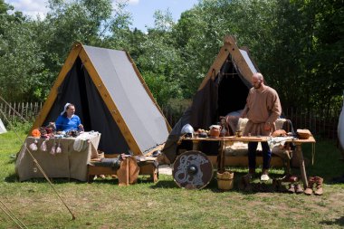 Eindhoven, Kuzey Brabant, Hollanda - 28 Mayıs 2022: PreHistorisch Dorp müzesindeki Viking festivaline yapılan ziyaret sırasında.