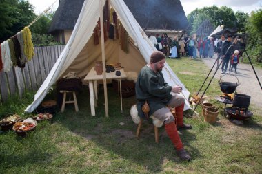 Eindhoven, Kuzey Brabant, Hollanda - 28 Mayıs 2022: PreHistorisch Dorp müzesindeki Viking festivaline yapılan ziyaret sırasında.