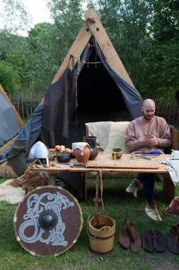 Eindhoven, Kuzey Brabant, Hollanda - 28 Mayıs 2022: PreHistorisch Dorp müzesindeki Viking festivaline yapılan ziyaret sırasında.