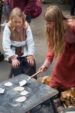 Eindhoven, Kuzey Brabant, Hollanda - 28 Mayıs 2022: PreHistorisch Dorp müzesindeki Viking festivaline yapılan ziyaret sırasında.