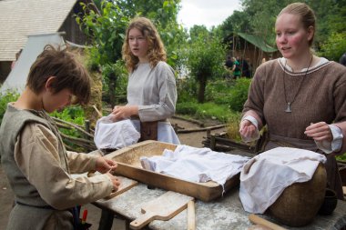Eindhoven, Kuzey Brabant, Hollanda - 28 Mayıs 2022: PreHistorisch Dorp müzesindeki Viking festivaline yapılan ziyaret sırasında.