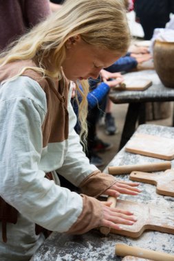 Eindhoven, Kuzey Brabant, Hollanda - 28 Mayıs 2022: PreHistorisch Dorp müzesindeki Viking festivaline yapılan ziyaret sırasında.
