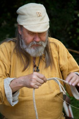 Eindhoven, Kuzey Brabant, Hollanda - 28 Mayıs 2022: PreHistorisch Dorp müzesindeki Viking festivaline yapılan ziyaret sırasında.