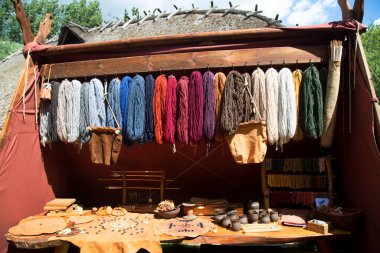Çadırda örgü örmek için renkli iplikler ve antika eşyalar.