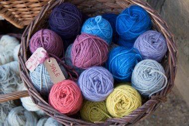 Hasır sepette renkli örgü topları