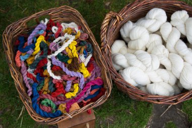 Hasır sepetlerde örgü örmek için renkli iplik.