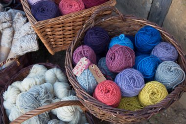 Hasır sepetlerde renkli örgü topları