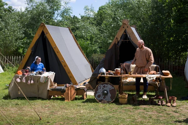 Eindhoven, Kuzey Brabant, Hollanda - 28 Mayıs 2022: PreHistorisch Dorp müzesindeki Viking festivaline yapılan ziyaret sırasında.
