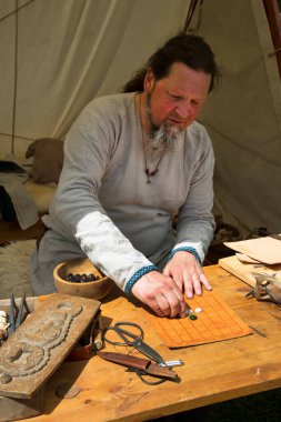 Eindhoven, Kuzey Brabant, Hollanda - 28 Mayıs 2022: PreHistorisch Dorp müzesindeki Viking festivaline yapılan ziyaret sırasında.
