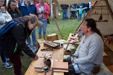 Eindhoven, Kuzey Brabant, Hollanda - 28 Mayıs 2022: PreHistorisch Dorp müzesindeki Viking festivaline yapılan ziyaret sırasında.