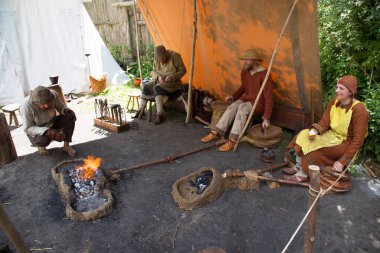 Eindhoven, Kuzey Brabant, Hollanda - 28 Mayıs 2022: PreHistorisch Dorp müzesindeki Viking festivaline yapılan ziyaret sırasında.