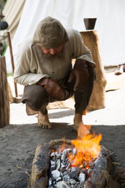Eindhoven, Kuzey Brabant, Hollanda - 28 Mayıs 2022: PreHistorisch Dorp müzesindeki Viking festivaline yapılan ziyaret sırasında.