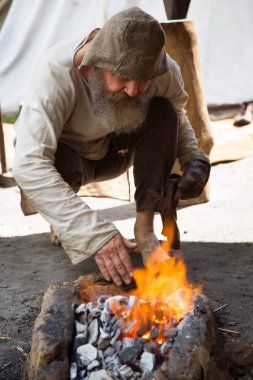 Eindhoven, Kuzey Brabant, Hollanda - 28 Mayıs 2022: PreHistorisch Dorp müzesindeki Viking festivaline yapılan ziyaret sırasında.