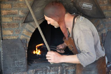 Eindhoven, Kuzey Brabant, Hollanda - 28 Mayıs 2022: PreHistorisch Dorp müzesindeki Viking festivaline yapılan ziyaret sırasında.