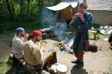 Eindhoven, Kuzey Brabant, Hollanda - 28 Mayıs 2022: PreHistorisch Dorp müzesindeki Viking festivaline yapılan ziyaret sırasında.