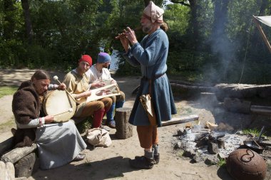 Eindhoven, Kuzey Brabant, Hollanda - 28 Mayıs 2022: PreHistorisch Dorp müzesindeki Viking festivaline yapılan ziyaret sırasında.