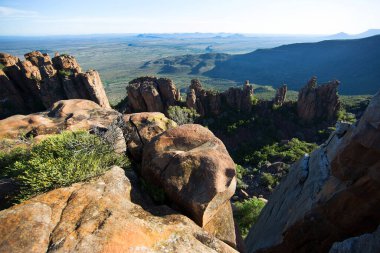 Gün batımında panoramik dağ manzarasında aşınmış kayalar önlükle kaplanır. 
