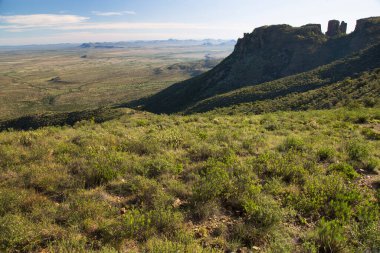 Gün batımında panoramik dağ manzarasında aşınmış kayalar önlükle kaplanır. 