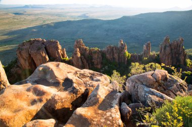 Gün batımında panoramik dağ manzarasında aşınmış kayalar önlükle kaplanır. 
