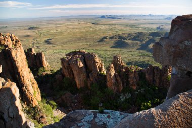 Gün batımında panoramik dağ manzarasında aşınmış kayalar önlükle kaplanır. 