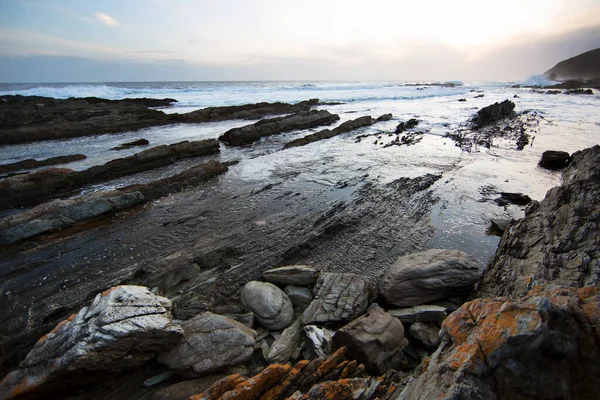 Untouched Coastal Landscape Breaking Waves Rocks Dense Forest Hills — Foto Stock