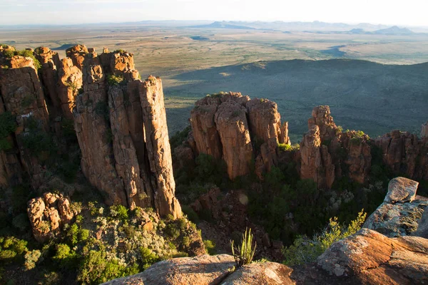 Gün batımında panoramik dağ manzarasında aşınmış kayalar önlükle kaplanır. 