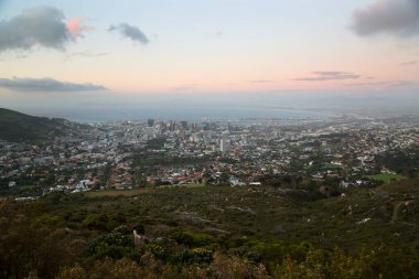Cape Town kıyı şeridinin aşağısındaki üst masa dağının görüntüsü