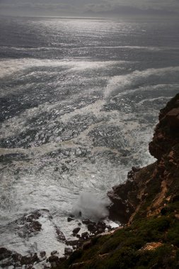 Sahili, kayaları, kumu, sörfü ve dağ yamacıyla güney Afrika kıyı şeridi