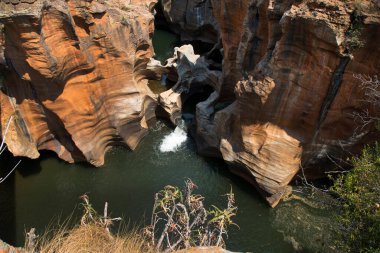 Blyde Nehri ve Bourke 'un Şans Çukurları' nı gösteren manzara 
