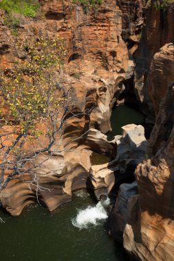 Blyde Nehri ve Bourke 'un Şans Çukurları' nı gösteren manzara 