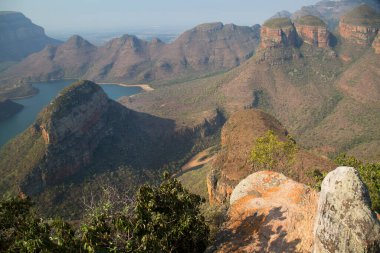 Nehirle aşındırılmış dağ manzarası vadi tabanını keserek bir kanyon oluşturuyor. 