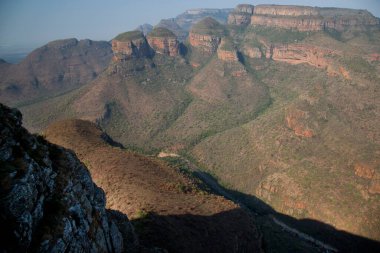 Nehirle aşındırılmış dağ manzarası vadi tabanını keserek bir kanyon oluşturuyor. 