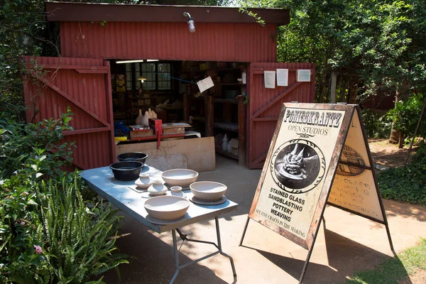 Table Full Assorted Pottery Street Shop — Stock fotografie