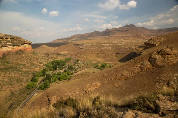 Paisagem Montanhosa Panorâmica Das Terras Altas Com Gramíneas Secas Matagais — Fotografia de Stock