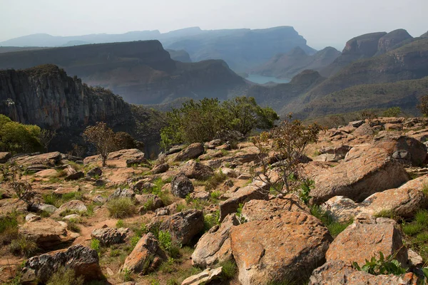 Erodindo Paisagem Montanhosa Com Rio Cortando Através Chão Vale Criando — Fotografia de Stock