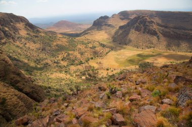 Afrika 'nın engebeli kayalık arazisi ve alçak çalı tarlaları