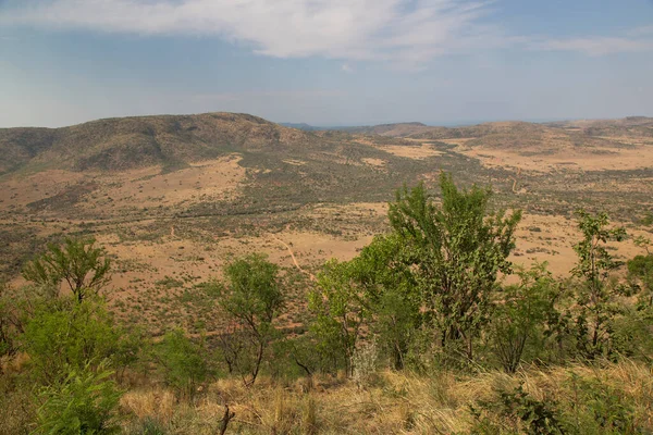 Afrikaans Berglandschap Met Ruw Rotsachtig Terrein Lage Bosvelden — Stockfoto