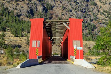 İngiliz Kolumbiyası Similkameen Nehri boyunca 135 metre uzunluğundaki Ashnola 1 numaralı demiryolu köprüsü 1907 yılında tamamlandı ve 1926 yılında Howe kirişleri ahşap paneller ve çapraz destekli açıkta bırakılarak yeniden inşa edildi..