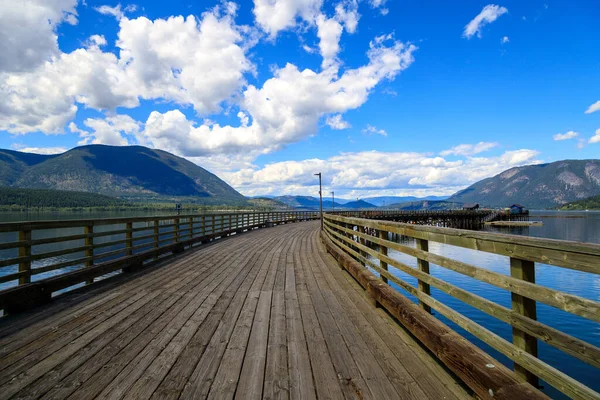 サーモン アーム Salmon Arm カナダのブリティッシュコロンビア州南部内陸部に位置するコロンビア州の都市である サーモンアームは北米で最も長い淡水の木の埠頭があります — ストック写真