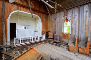 Vernon, British Columbia, Kanada yakınlarındaki Okanagan Kızılderili Grubu 'nda terk edilmiş eski bir kilisenin içinde..
