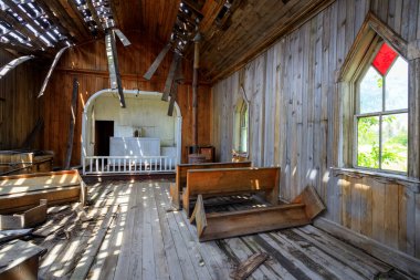 Vernon, British Columbia, Kanada yakınlarındaki Okanagan Kızılderili Grubu 'nda terk edilmiş eski bir kilisenin içinde..