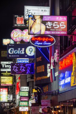 Bangkok, Tayland - 16 Şubat 2016: Bangkok, Tayland 'da Soi Thaniya sokak genelev mahallesindeki Japon tabelaları bar, karaoke ve gece hayatı eğlence mekanlarına gidiyor.