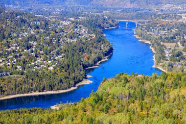 Castlegar, West Kootenay, British Columbia, Kanada 'daki Columbia Nehri ve Selkirk Dağları manzarası.