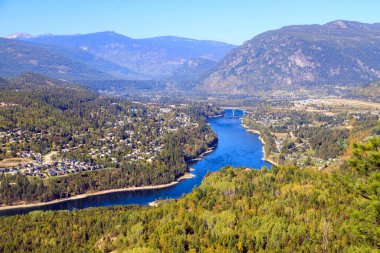 Castlegar, West Kootenay, British Columbia, Kanada 'daki Columbia Nehri ve Selkirk Dağları manzarası.