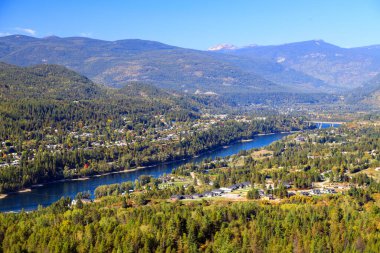 Castlegar, West Kootenay, British Columbia, Kanada 'daki Columbia Nehri ve Selkirk Dağları manzarası.